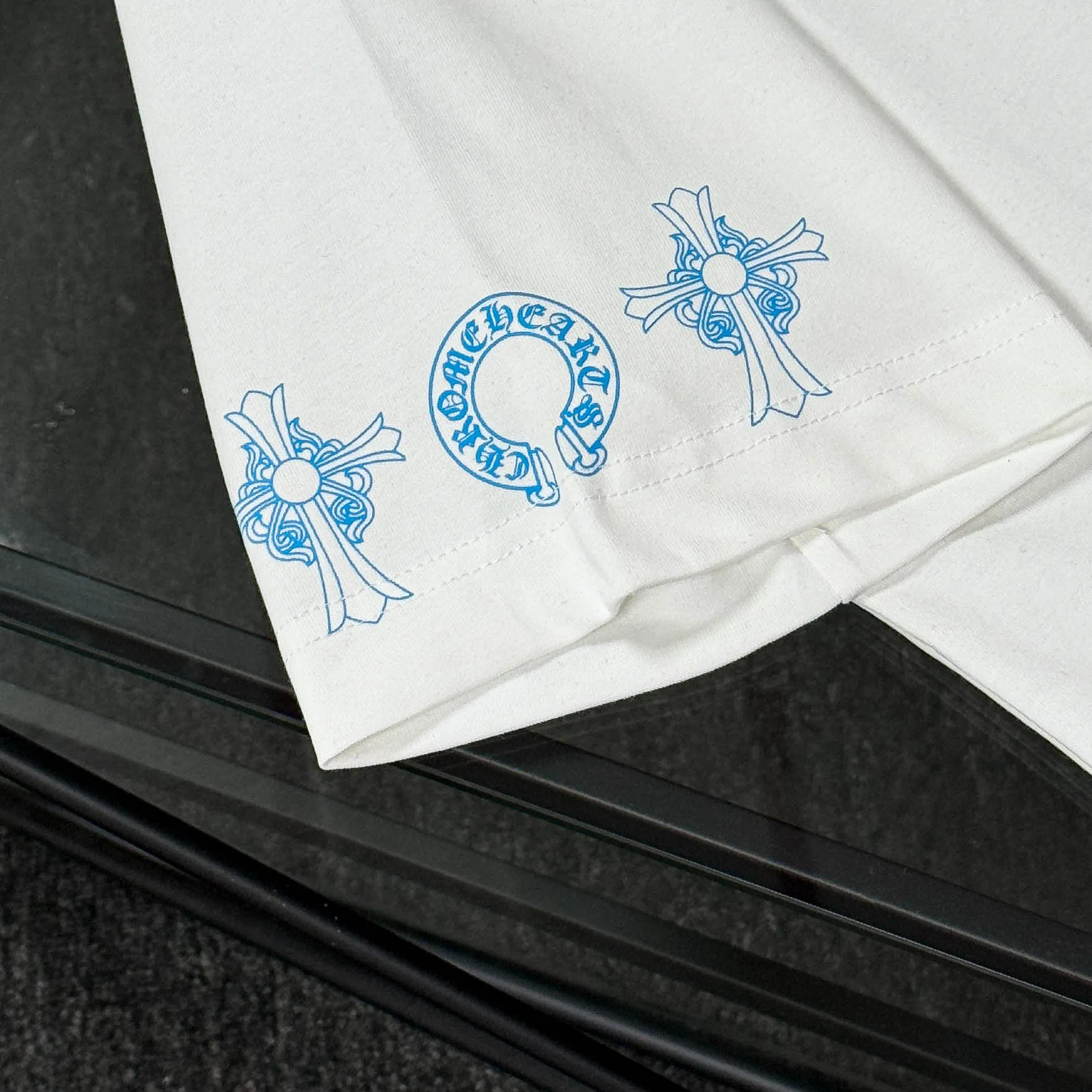 P170 Chrome Hearts 25 high-end versions. The fabric is made of 300 grams of high-density pure cotton. It does not deform or shrink. It has three labels. It is the same style for men and women. Technology: suede foaming + digital printing. Color: white, black. SIZE: S-XL.